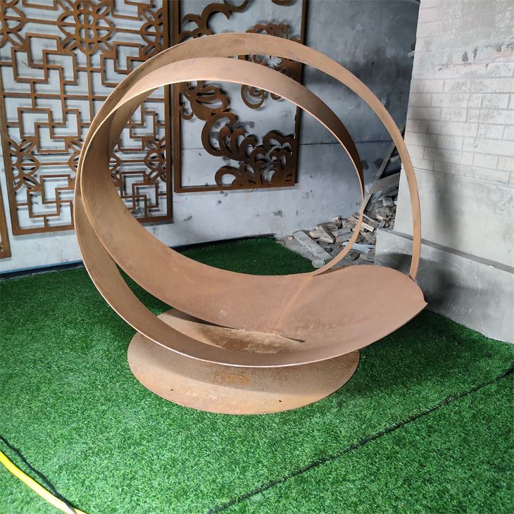 Skulptura od Corten čeličnog kruga na otvorenom